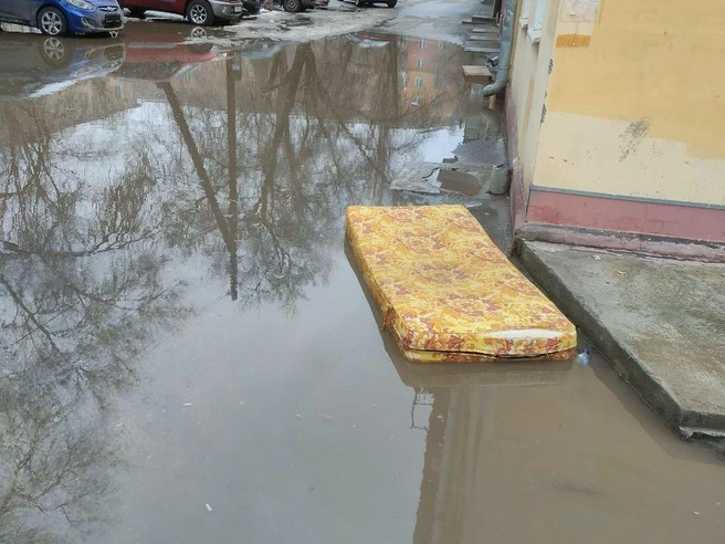 Для преодоления водного препятствия используются подручные средства. | Источник: читатели V1.RU