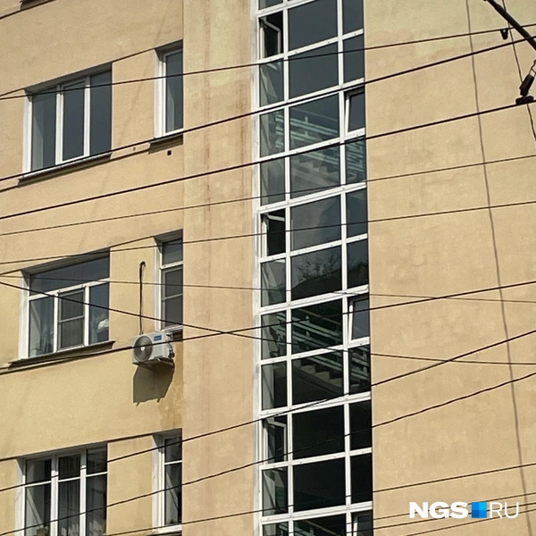 Здание выстроено с элементами конструктивизма | Источник: Алёна Золотухина / NGS.RU