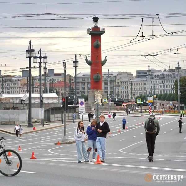 Необычный Петербург. Пешеходы воспользовались паузой между машинами и бегунами | Источник: Павел Даиси / FONTANKA.RU