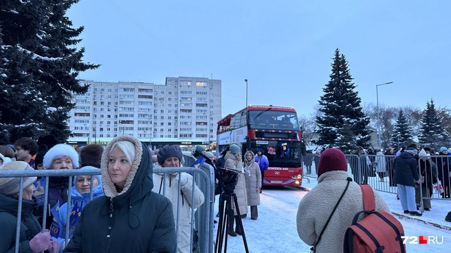 У администрации стоял автобус, на котором потом увезли факел  | Источник: Ирина Шарова / 72.RU 