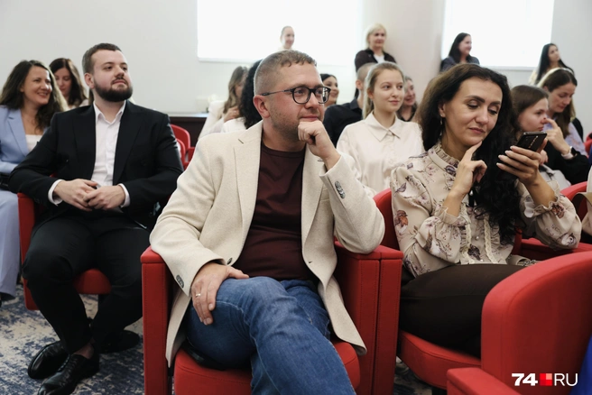 Идем в зал, там как раз собрались финалисты | Источник: Наталья Лапцевич