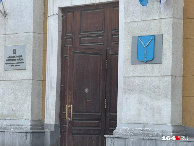 У администрации Заводского района не нашлось разве что велопарковки | Источник: Сергей Петунин / 164.RU
