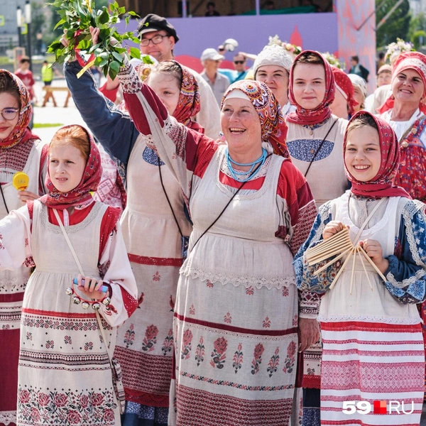 И стар, и млад — все с песнями, улыбками и цветами | Источник: Тимофей Калмаков / 59.RU