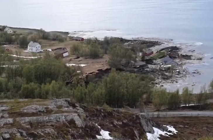 Очевидец в Норвегии снял, как огромный оползень утащил в море несколько домов (видео)