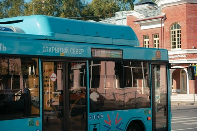 Автобусы в Архангельске меняют маршруты из-за перекрытий
