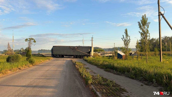 Большегруз зацепил провода при развороте, говорят в СНТ  | Источник: читатель 74.RU