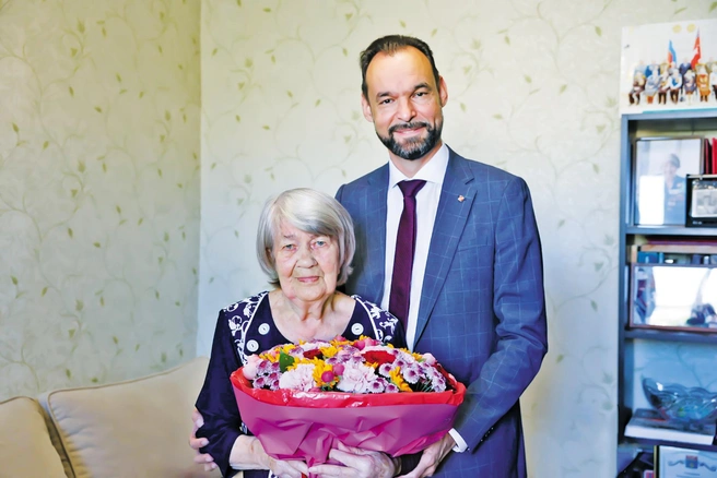 Александр Жуков отметил, что жизненный путь Александры Семеновны — пример для всех заводчан | Источник: «Красный октябрь»