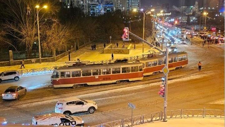 В центре Екатеринбурга трамвай сошел с рельсов. На остановках скопились толпы