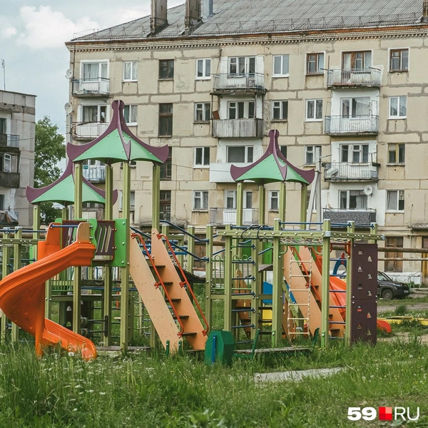 Современные площадки для детей в поселке есть | Источник: Василина Любимова / 59.RU