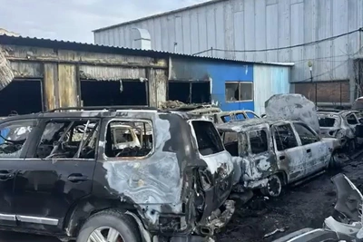 Поджог в Новосибирске: задержаны подозреваемые, сгорели 15 машин