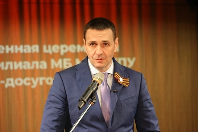 Демешин открыл молодежный центр в Чегдомыне