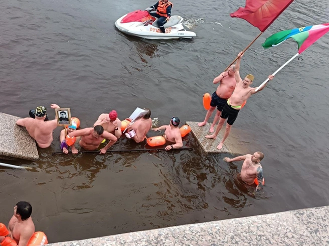 На День Победы на набережной купались моржи | Источник: Администрация города Тюмени / Telegram