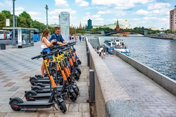 «Прокатился на электросамокате с ребенком — получил штраф в 100 тысяч»: справедливо ли наказание и почему опасно кататься вдвоем