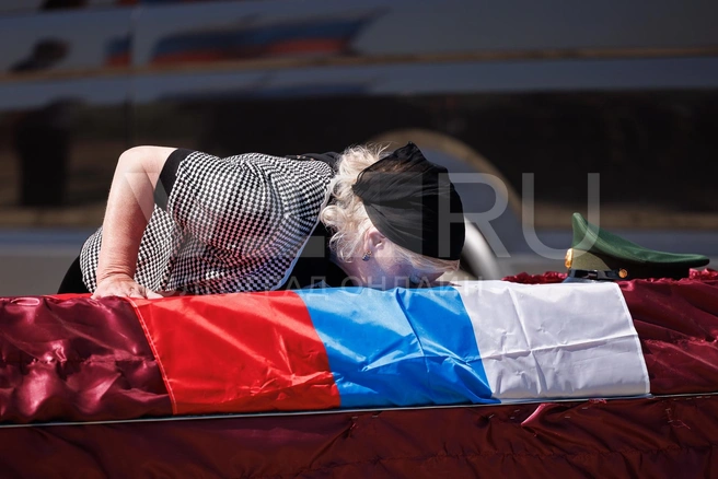 Останки бойца со всеми воинскими почестями похоронили на Верхнезареченском кладбище | Источник: Алексей Волхонский / V1.RU