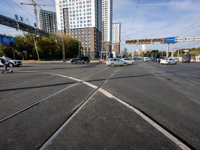 Рельсы на перекрестке с Восточной скрыты в асфальте | Источник: Владислав Лоншаков / E1.RU