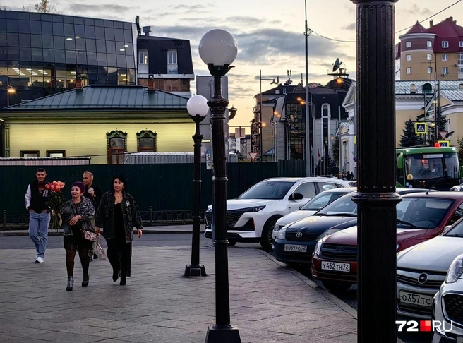 Пока тюменцы ожидали начала концерта, они могли понаблюдать за шикарным тюменским небом | Источник: Павел Красоткин / 72.RU