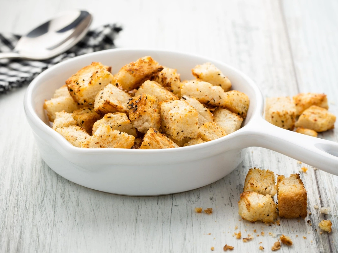 Хрустящие гренки к обеду: как приготовить закуску, которую сметут со стола | marieclaire.ru