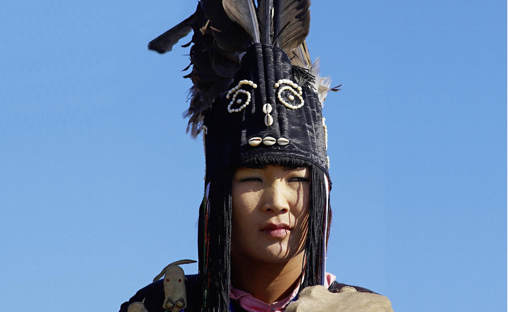 Птица верхнего мира: как ритуальный наряд помогает шаманке из Монголии общаться с духами
