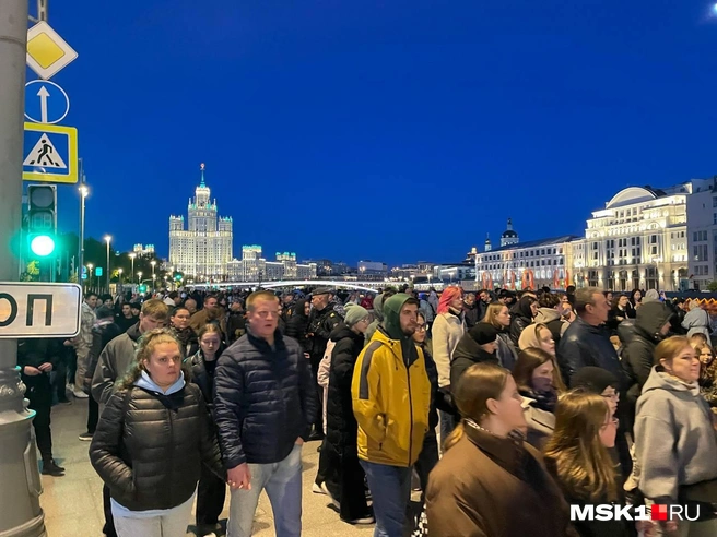 Люди вышли на набережные в центре Москвы, чтобы посмотреть на салют | Источник: Вера Борисова / MSK1.RU