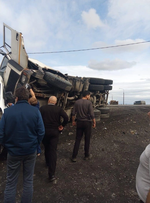 Грузовик завалился набок от удара | Источник: ГИБДД по Красноярскому краю