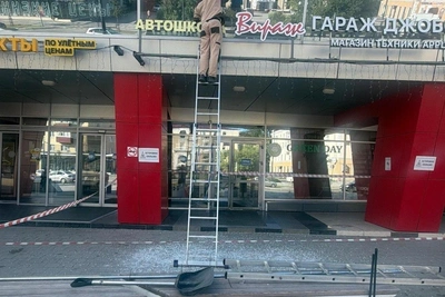 В Перми неизвестные расстреляли окна ТЦ «Облака»