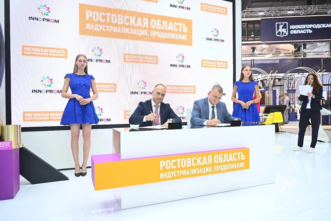 Заместитель губернатора Ростовской области Игорь Сорокин и руководитель проекта Михаил Кондратенко подписали соглашение о сотрудничестве | Источник: Максим Воробьев