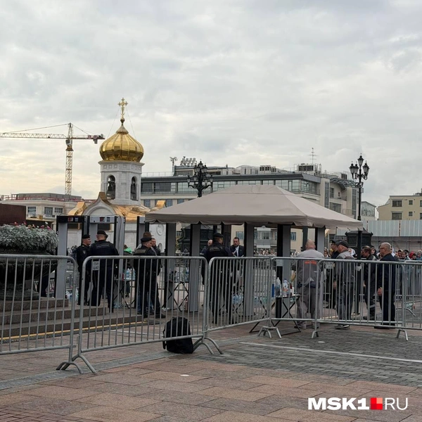 А на пункте досмотра с металлоискателями повесили навес | Источник: Елена Халматова / MSK1.RU