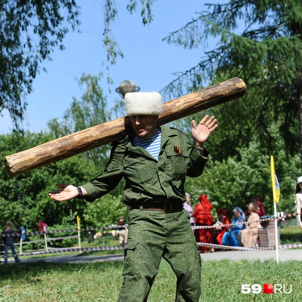 Железнодорожник из Верещагино назвал развлечения с брёвнами своим хобби | Источник: Ирина Тропина / 59.RU