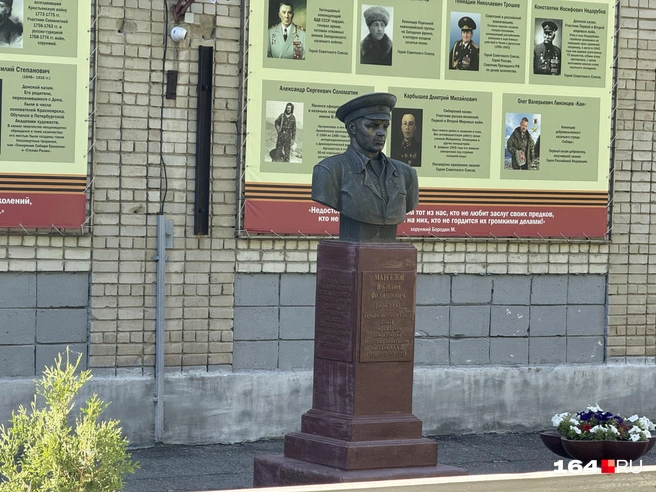 Возле школы установлен бюст командующего войсками ВДВ героя Советского Союза Василия Маргелова | Источник: Сергей Петунин / 164.RU