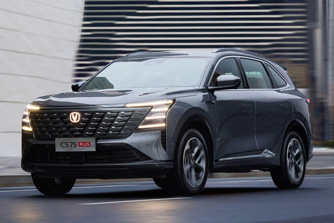 Выходит новое поколение Changan CS74 Plus — кроссовера длиной 4770 мм. Его оснащают 1,5-литровым (181 л. с.) или 2-литровым (235 л. с.) бензиновыми моторами и восьмиступенчатым автоматом. Есть версии с полным приводом. Модель выпускают в Казахстане, но откуда повезут в Россию — неясно. Стратегия Changan также загадочна: часть популярных моделей ушла под бренд Uni | Источник: changanauto.ru