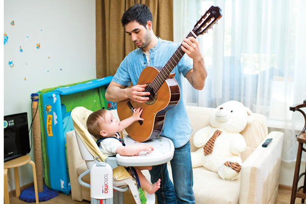 Давиду с детства прививают любовь к музыке. Папа Раед играет на гитаре, а мама поет
