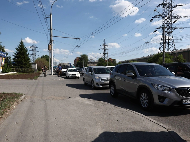 Автомобилисты по-прежнему вынуждены ждать в очередях | Источник: Александр Ощепков / NGS.RU