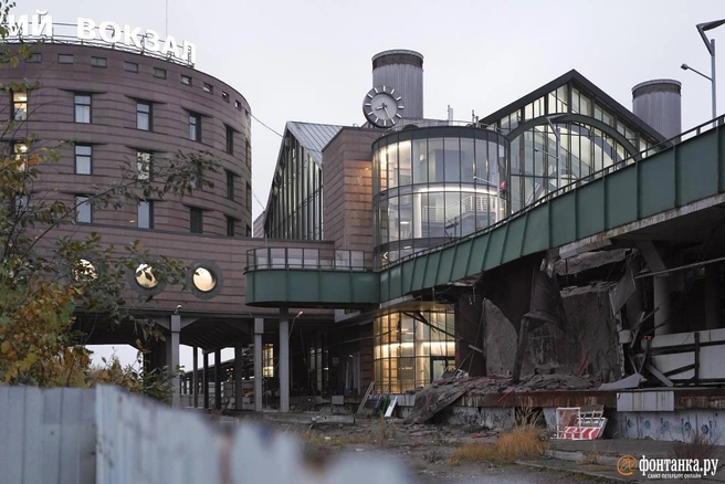 Как ходить у Ладожского вокзала. Комтранс напоминает о перекрытиях из-за обрушения | Источник: Павел Даиси/ «Фонтанка.ру»