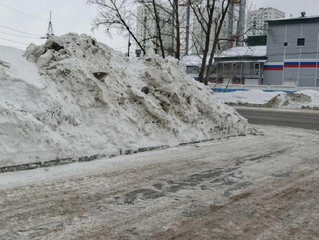 Ещё одна жительница города продемонстрировала высокие снежные валы возле дома по улице Одоевского, 1/11. | Источник: читательница НГС