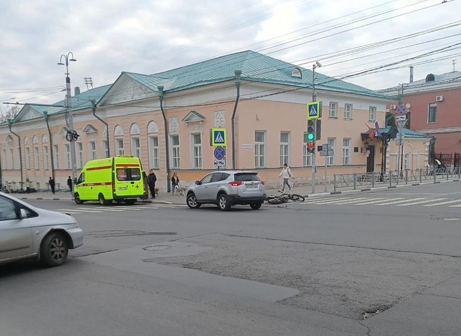 У остановки «Цирк» сбили мотоциклиста | ya62.ru