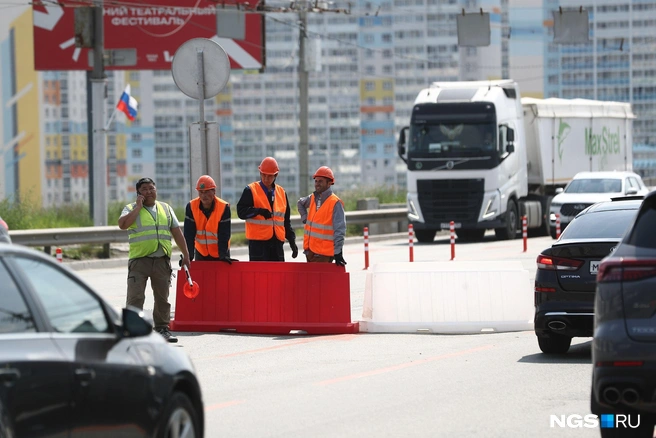 С 23:00 до 15:00 по центральной полосе можно проехать в сторону правого берега с 15:01 до 22:59 — в сторону левого берега | Источник: Александр Ощепков / NGS.RU