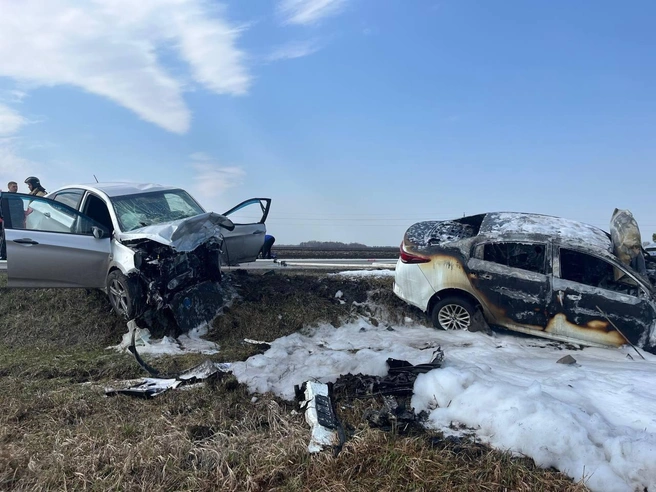 Пожарные потушили автомобиль, который загорелся после столкновения | Источник: ГАИ Тюменской области