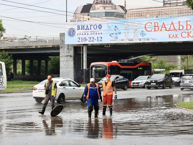 Появилась надежда на скорое устранение лужи | Источник: Михаил Шилкин