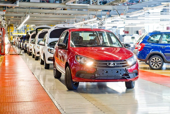 Весной 2025 года случилась важная веха в истории АВТОВАЗа: Lada Granta получила красный цвет кузова. А если бы не таможенные сборы под 100%, были бы такие успехи? | Источник: пресс-служба компании АВТОВАЗ