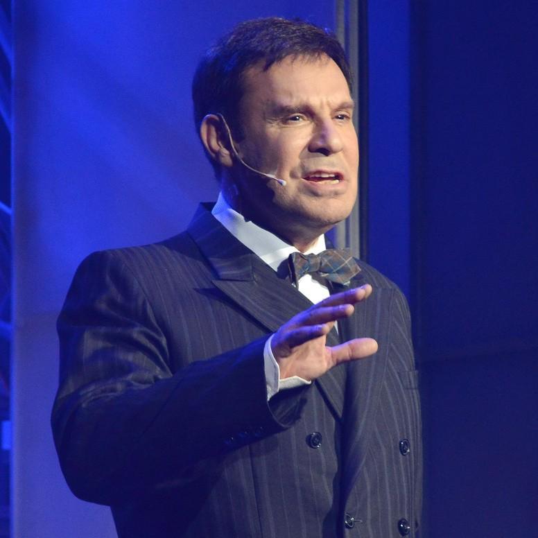 «Мне нравится, как она ходит»: 70-летний Ефим Шифрин о романе с 25-летним врачом Кристиной