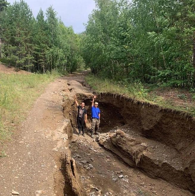 Промоины в человеческий рост. Село Онгурен на Байкале отрезало от райцентра из-за ливней: эпичные кадры | Источник: «Онгурен и его жизнь» / Telegram