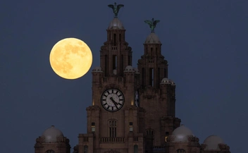 Первое в 2026 году суперлуние произошло на Земле — фотографы поделились завораживающими снимками