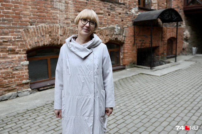 Марина Ковязина сначала помогала в восстановлении дома, а теперь управляет комплексом | Источник: Наталья Лапцевич / 74.RU