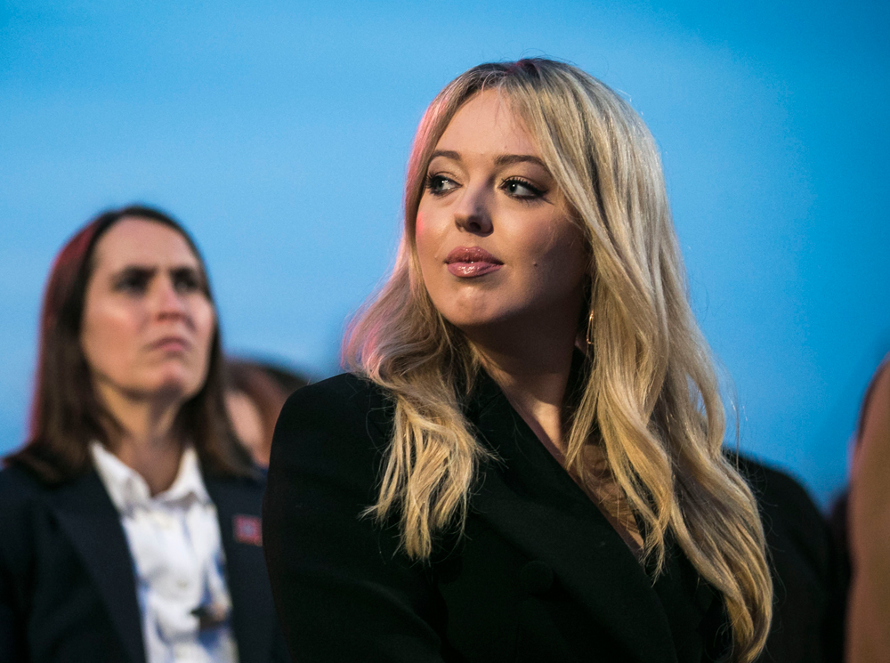 Тиффани Трамп на церемонии зажжения огней на рождественской елке, ноябрь 2017 года | marieclaire.ru