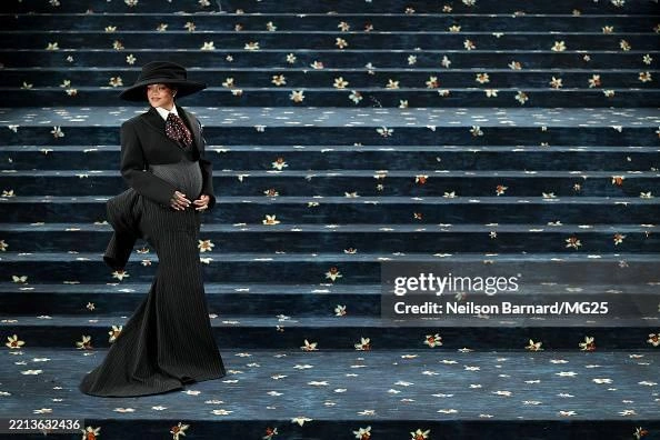 Беременная Рианна в образе от Marc Jacobs | Источник: Neilson Barnard / MG25 / Getty Images for The Met Museum/Vogue