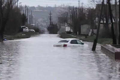 Машины тонут в глубокой луже на Чембарова в Волгограде