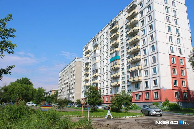 Справа — самое высокое в округе, 10-этажное здание. Оно вмещает 120 квартир | Источник: Игорь Епифанцев / NGS42.RU