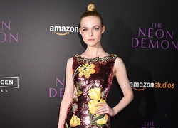 Эль Фаннинг в платье Dolce Gabbana на премьере в Лос-Анджелесе