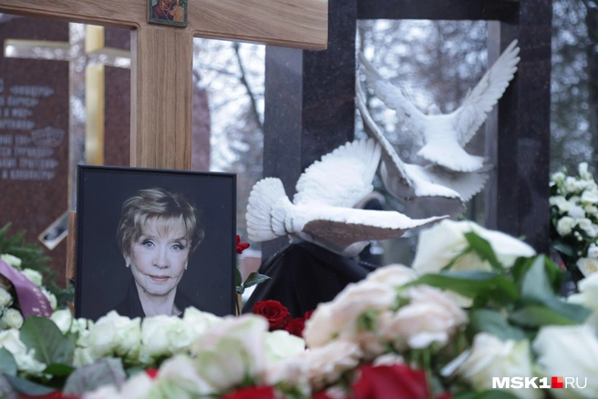 Актрису похоронили рядом с мужем, Владимиром Меньшовым | Источник: Дмитрий Толстошеев / MSK1.RU