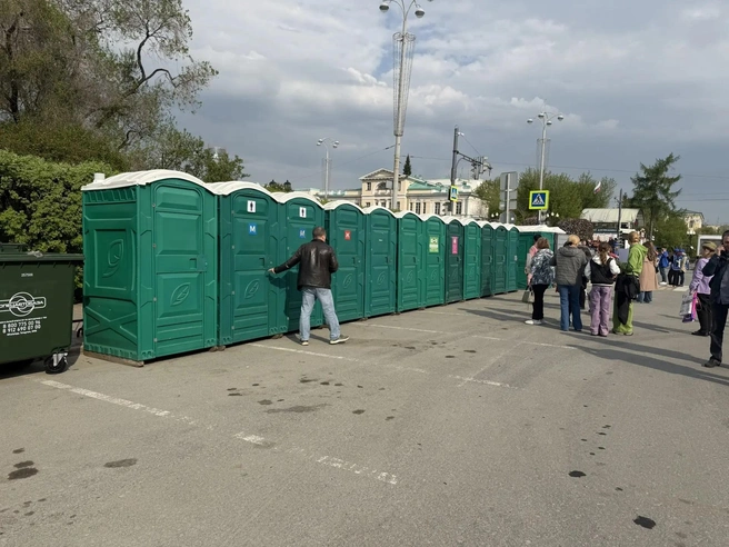 Установка биотуалетов для участников акции | Источник: Дарья Манохина / E1.RU